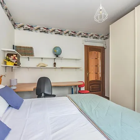Lovely - Private Parking & Balconies Apartment